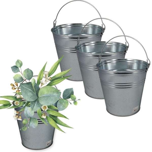 Drei Zinkeimer, einer mit Eukalyptus und Blüten
