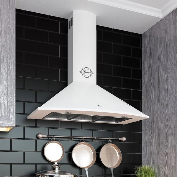 Wandhaube im Landhausstil mit integriertem Gurari Logo an einer Wand mit dunklen Ziegelsteinfliesen
