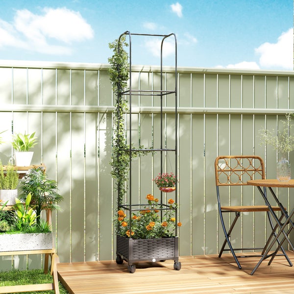 Mobiles Rankgitter aus Metall mit integriertem Pflanzkasten auf einer Holzterrasse vor einem Zaun, mit Gartenmöbeln und Pflanzen.
