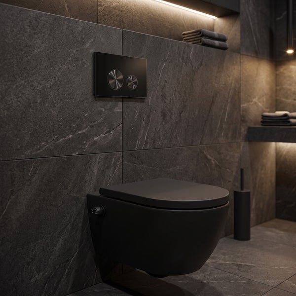 Modernes wandhängendes WC mit Duschfunktion vor einer Wand mit Natursteinfliesen und integrierter Spülbetätigungsplatte.