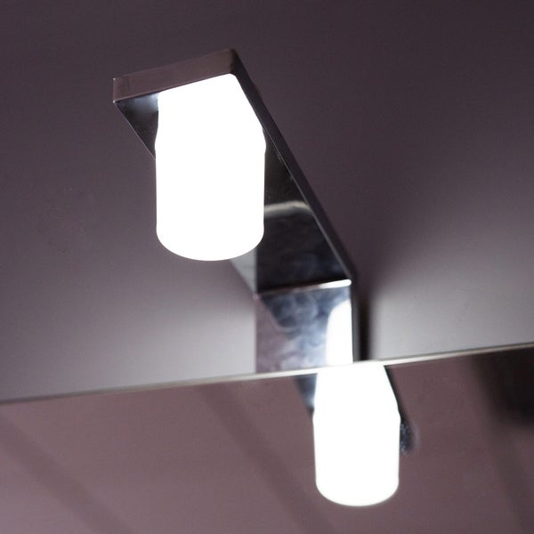 LED-Badezimmerspiegelleuchte mit verchromter Halterung und weißem Leuchtkörper, am Spiegel montiert.