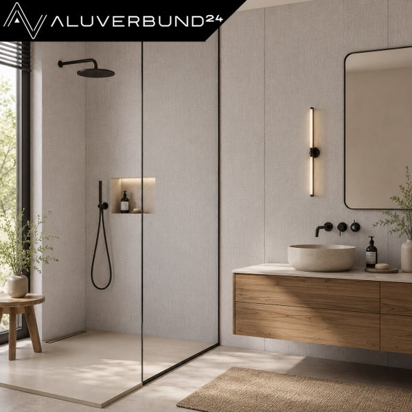 Modernes Badezimmer mit begehbarer Dusche, Waschbecken aus Stein, Holzwaschtisch, beleuchteter Nische und Aluverbund24 Logo an der Wand.