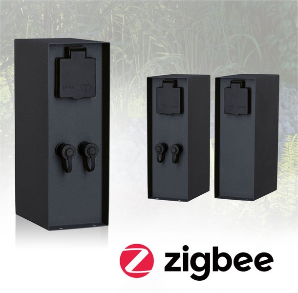 Drei anthrazitfarbene Energiesäulen für den Außenbereich mit IP44-Steckdosen und Zigbee-Logo.