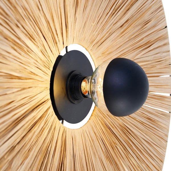 Wand- oder Deckenleuchte mit rundem Schirm aus naturfarbenem Bast und schwarzer Metallfassung mit Leuchtmittel.