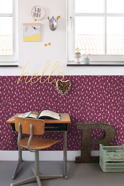 Kinderzimmer mit Schreibtisch, Stuhl und dekorativer Wandgestaltung