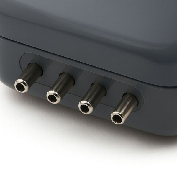 Detailansicht einer grauen Gerätebuchse mit vier Anschlüssen