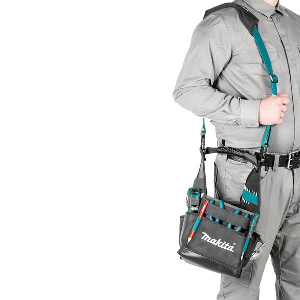 Makita Werkzeugtasche mit Schultergurt, getragen von einer Person, inklusive Halterungen für Werkzeuge.