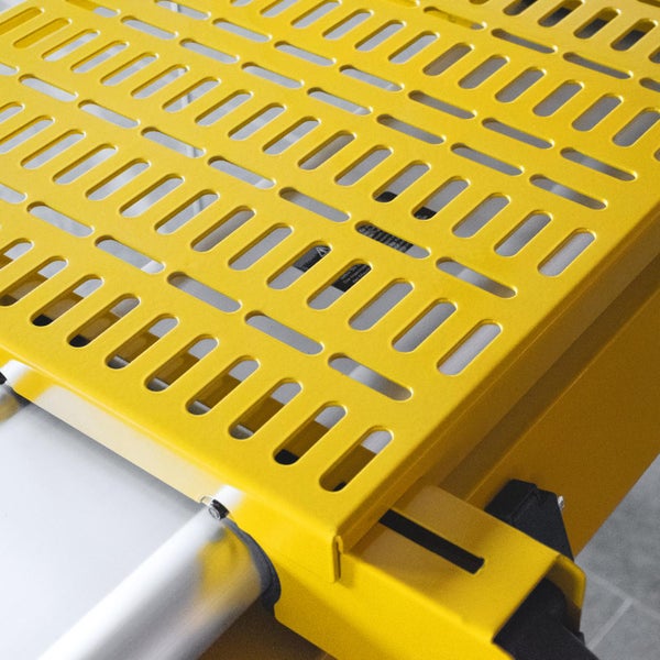 Gelbe Metallrampe mit Schlitzmuster für den Einsatz im Handwerk