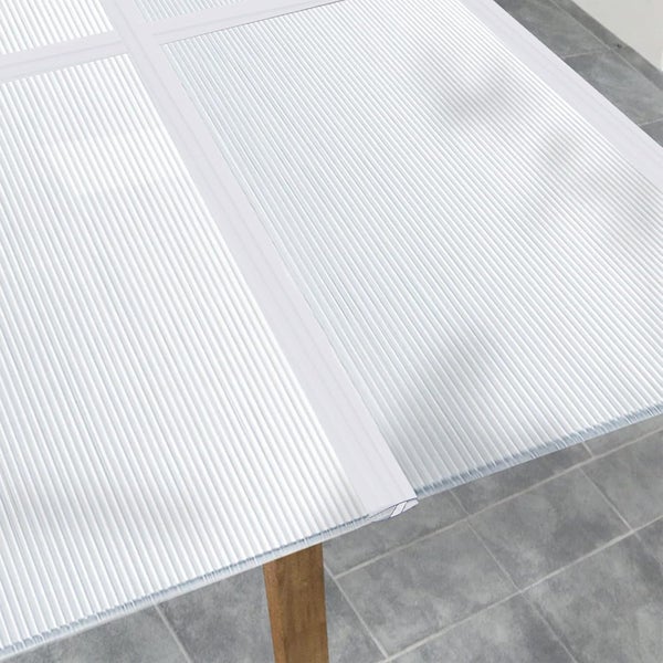 Nahaufnahme einer transparenten Doppelstegplatte auf einem Holzrahmen