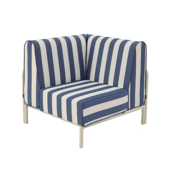 Eckmodul für Garten-Lounge mit blau-weiß gestreiftem Polster und hellem Metallgestell.