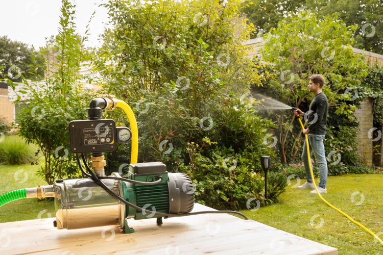 Gartenhaus aus Holz mit Vordach, Holzlager und Gartengeräten