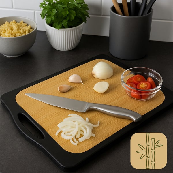 Bambus Schneidebrett mit Griffmulde, Messer, Zwiebeln, Knoblauch und Tomaten auf einer Küchentheke
