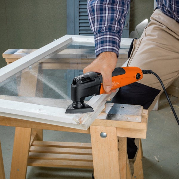 Stabiles Kinderspielgerät aus Holz mit Kleinkindschaukel, Kletterwand inklusive Klettersteinen und Seil sowie einem seitlichen Kletternetz.