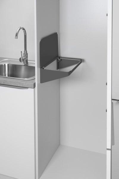 Einbau-Müllbeutelhalter aus Kunststoff mit Deckel, montiert an einer Schrankwand neben einer Spüle in der Küche.