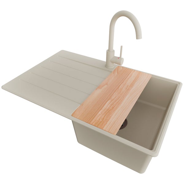 Spüle mit Abtropffläche, Armatur und Schneidebrett