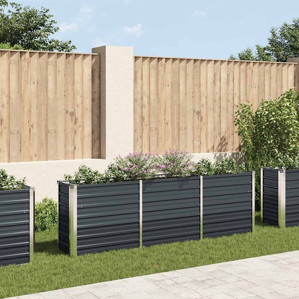 Szene mit Hochbeeten aus Metall im Garten.