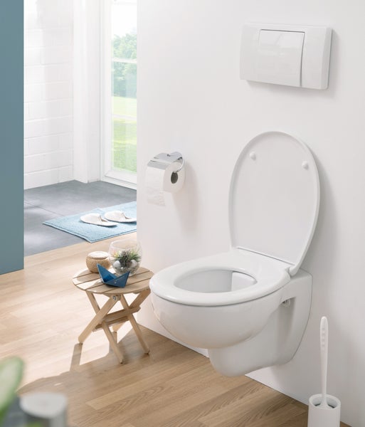 Wandhänge-WC mit Unterputz-Spülkasten-Betätigungsplatte und Toilettenpapierhalter in einem modern gestalteten Badezimmer.