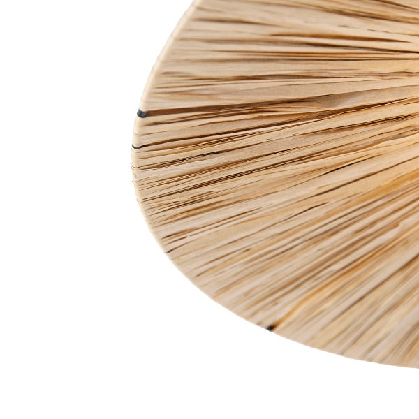 Detailansicht eines runden Lampenschirms aus gefalteten Naturfasern.