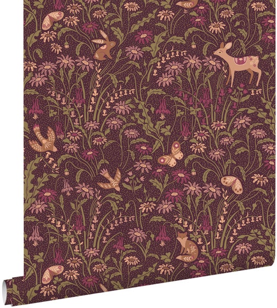 Tapete mit einem Muster aus Blumen und Tieren wie Rehen und Hasen im Kinderzimmer, mit einer hölzernen Garderobe und Strickkleidung.