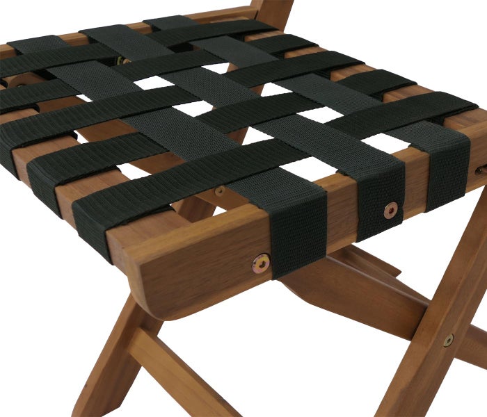 Detailansicht einer Klappstuhlsitzfläche mit geflochtenen Textilbändern und Holzrahmen.