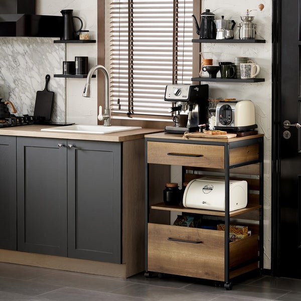 Küchenszene mit Spüle, Küchenschrank und Rollwagen mit Schubladen