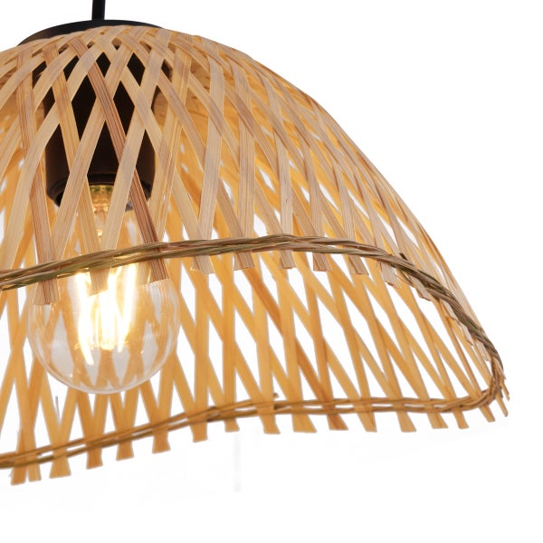 Hängelampe mit Bambusschirm und Glühbirne