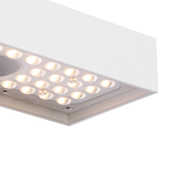 Quadratische LED-Deckenleuchte in Weiß mit mehreren integrierten Leuchtmitteln für warmweißes Licht.