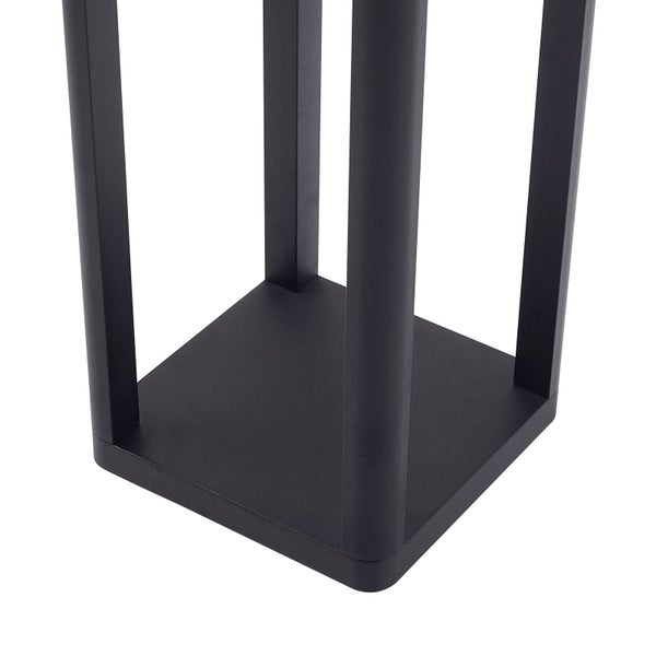 Detailansicht des quadratischen Sockels und der vertikalen Säulen einer schwarzen Außenleuchte aus Metall.