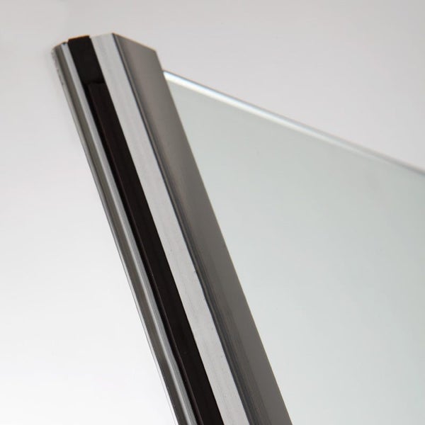Detailaufnahme eines Wandprofils aus Aluminium mit Glasscheibe für Duschen.