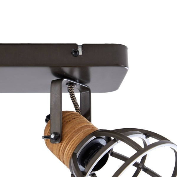 Nahaufnahme einer rosa Orchidee in einem goldenen Topf mit Halterung, gehalten von einer Person.