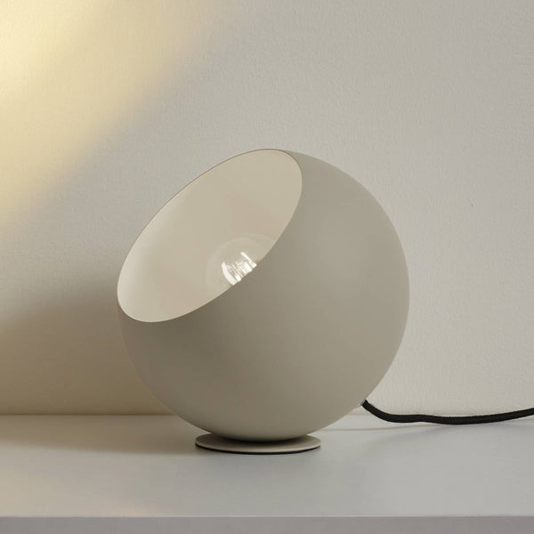 Kugelförmige Tischleuchte mit schräger Öffnung, modernes minimalistisches Design.