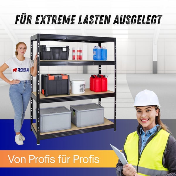 Schwarzes Schwerlastregal aus Metall mit vier Holzböden, beladen mit Werkzeugkoffern und Kanistern, präsentiert von Profis in einer Lagerhalle.