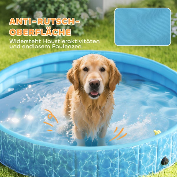 Golden Retriever in einem blauen Hundepool mit rutschfester Bodenoberfläche auf einer Rasenfläche.