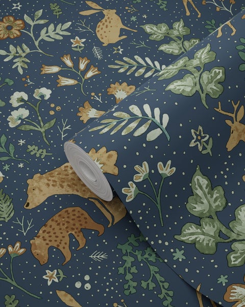 Tapetenrolle mit Tiermotiven und floralen Elementen auf dunklem Grund