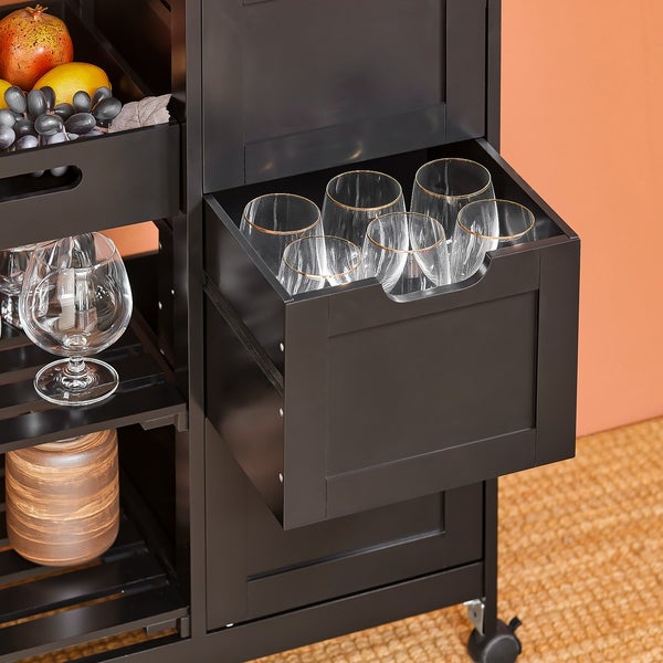 Detailansicht eines Servierwagens mit Schublade, gefüllt mit Gläsern