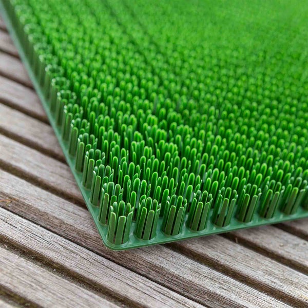 Kunstrasenmatte auf Holzboden