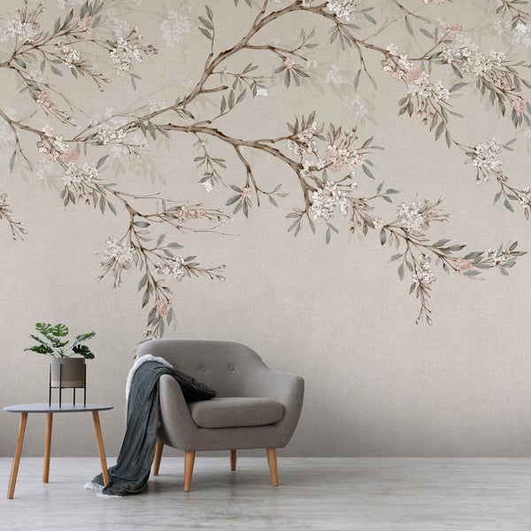 Wohnzimmer mit grauer Tapete mit floralem Design, Sessel und Beistelltisch