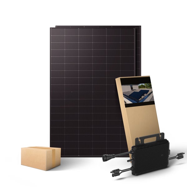 Balkonkraftwerk Set mit zwei Solarmodulen, Wechselrichter und Zubehör in Kartonverpackung.