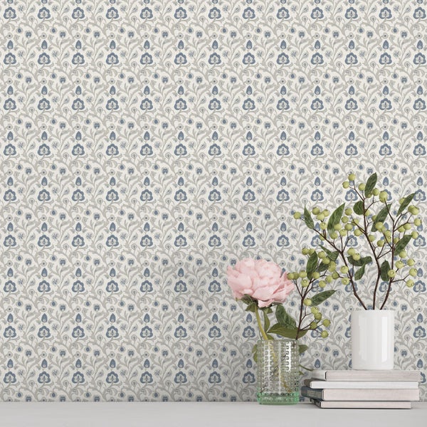 Tapete mit Blumenmuster auf einer Wand