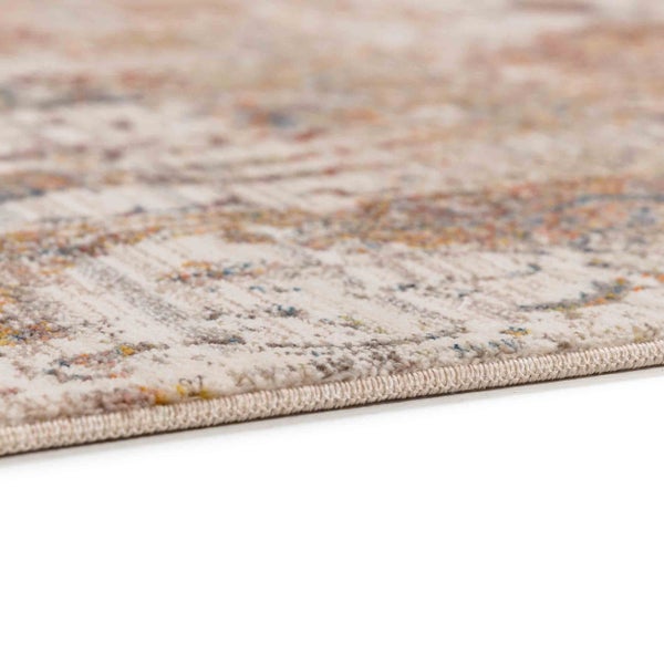 Nahaufnahme der gekettelten Kante und der Kurzflor-Oberfläche eines Teppichs mit Vintage-Muster.