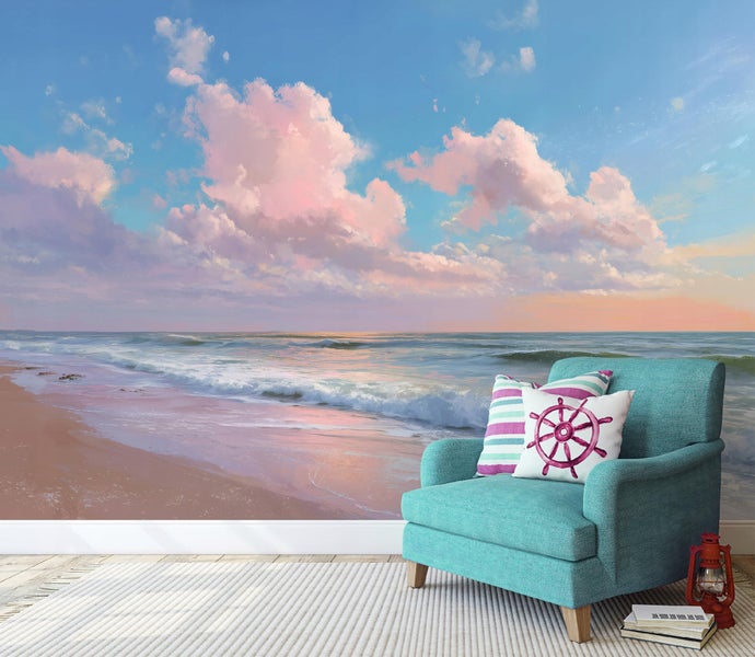 Wohnszene mit Sessel, Kissen und Wandbild mit Strandmotiv