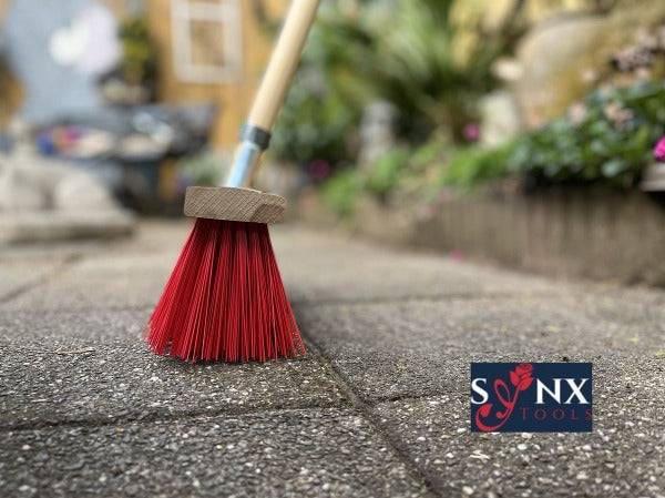 Handfeger mit Holzstiel und roten Borsten für den Außenbereich