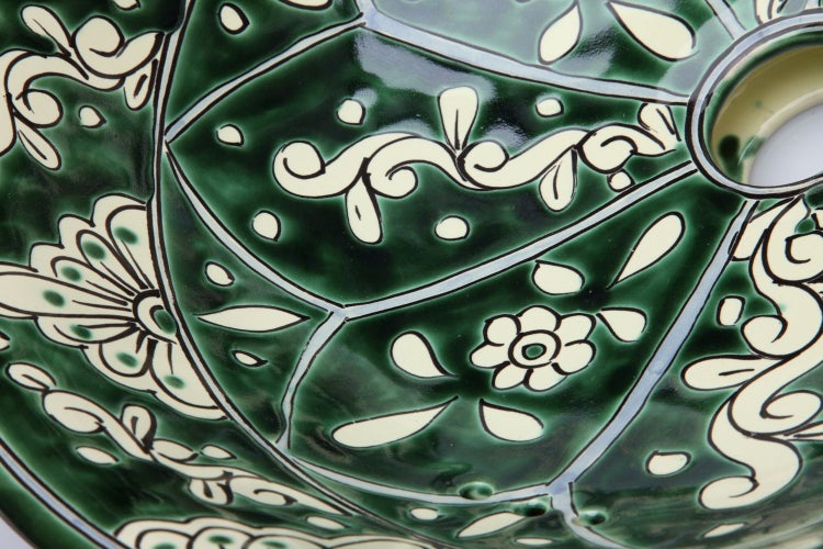 Detailansicht eines Keramikwaschbeckens mit floralem Muster