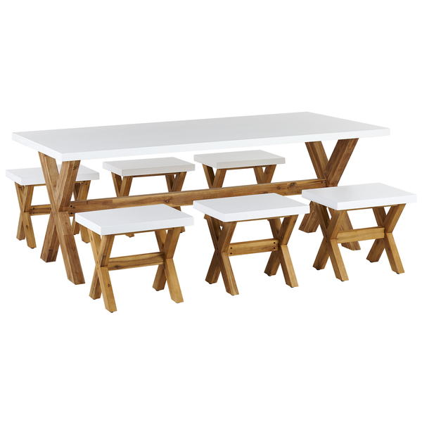 Esstischgruppe mit Holzbalken und weißen Sitzflächen