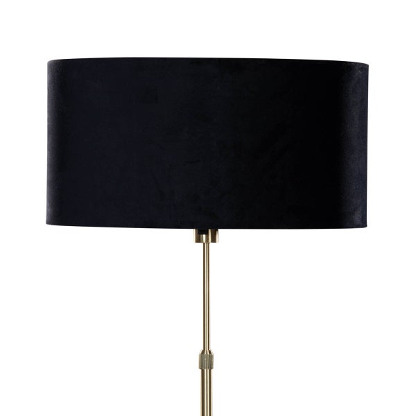 Stehlampe mit schwarzem, rechteckigem Lampenschirm und goldenem Gestell.