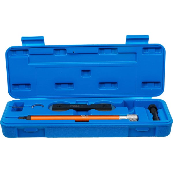 Werkzeugsatz für die Motorreparatur in geöffnetem, blauem Koffer