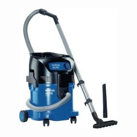 Nilfisk Alto Nass- und Trockensauger mit Saugschlauch, Saugrohr, Bodendüse und Fugendüse für den Werkstatteinsatz.