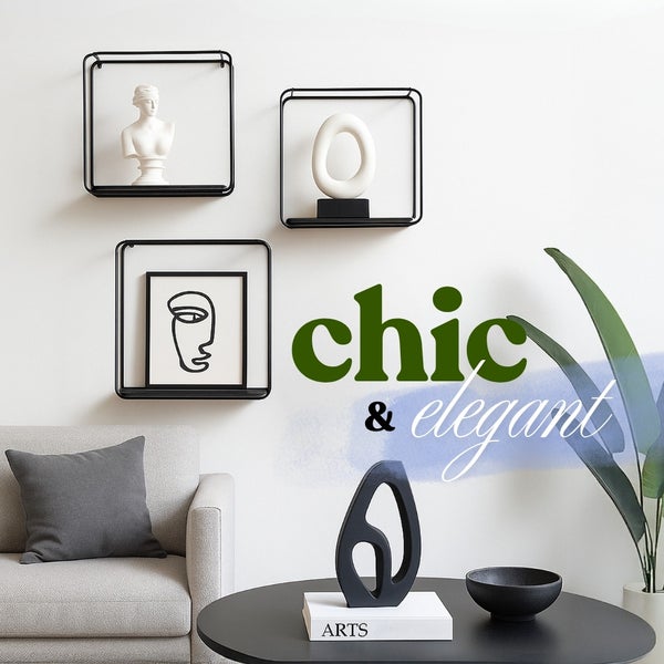 Modern dekoriertes Wohnzimmer mit schwarzen Wandregalen, grauem Sofa und Couchtisch. Die Wand zeigt die Aufschrift chic und elegant.