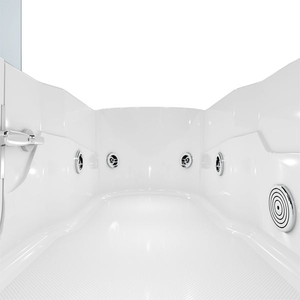 Innenansicht einer Whirlpool Badewanne mit Massagedüsen, rutschfestem Boden und verchromten Armaturen.