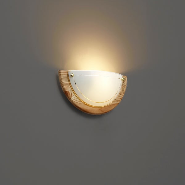 Halbrunde Wandleuchte aus Holz und satiniertem Glas mit warmem Lichtkegel.